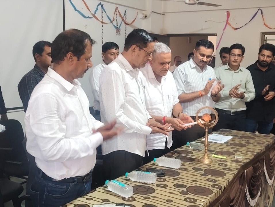 URughani's tweet photo. વિદ્યાસહાયક ખાસ ભરતી અન્વયે હુકમ વિતરણ કાર્યક્રમ ઉચ્ચ અને ટેકનિકલ વિભાગના 
ગુજરાત સર��ારના મંત્રી આદરણીયશ્રી @ ત્રિકમભાઈ છાંગા સાહેબ,ભ��જ મતવિસ્તારના ધારાસભ્ય શ્રી કેશુભાઈ પટેલ સાહેબ,શિક્ષણ સમિતિના ચેરમેન શ્રી વિરમભાઇ ગઢવી ની ઉપસ્થિતિમાં ટીમ એજ્યુકેશન  દ્વારા યોજવામાં આવ્યો. https://t.co/9GEpv7SCcE