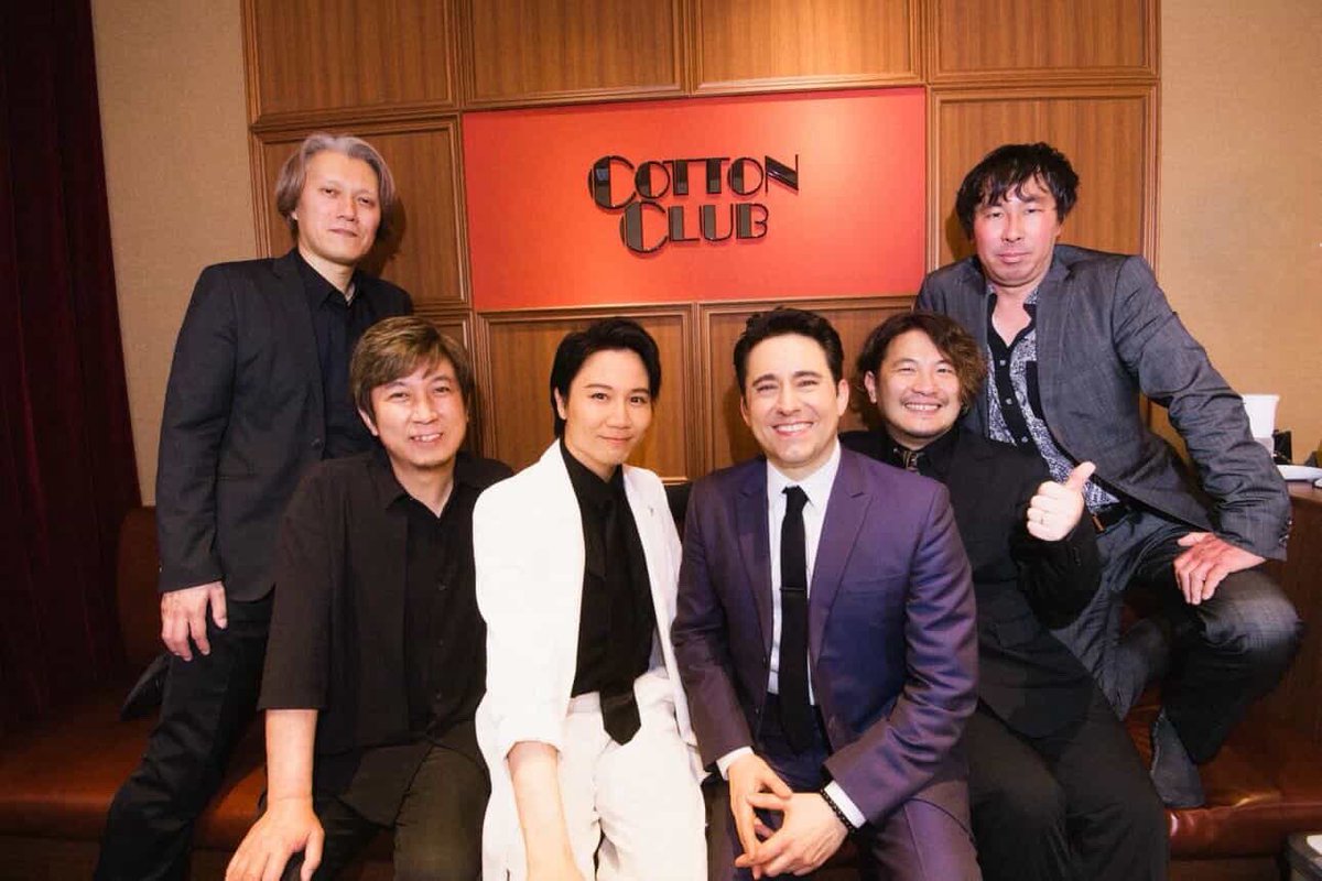 #ジョンロイドヤング 初来日公演初日を終え、ゲスト出演の大音智海さん＆最強のバンドメンバーと集合写真📸✨

あと2日間で4公演、丸の内の<a href="/cottonclubjapan/">COTTON CLUB</a> までぜひご来場ください！

チケットはこちら🎫
cottonclubjapan.co.jp/jp/sp/artists/…