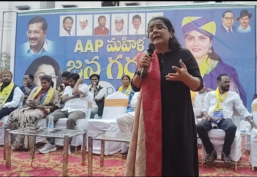 AAPTELANGANA's tweet photo. కాంగ్రెసపై నిప్పులు చెరిగిన ప్రియాంక కక్కర్. ​సొంత ఆస్తుల కోసమే కాంగ్రెస్ ఎమ్మెల్యే ప్రకాష్ గౌడ్ పార్టీ మార్పు. ​పేదల ఇళ్లను కూలిస్తే చూస్తూ ఊరుకోం: మూసి ప్రక్షాళనపై హెచ్చరిక. ప్రియాంక కక్కర్ గారు మాట్లాడుతూ కాంగ్రెస్ తీరుపై మరియు స్థానిక సమస్యలపై తీవ్రస్థాయిలో విరుచుకుపడ్డారు. రాజేంద్రనగర్ ​ఎమ్మెల్యే ప్రకాష్ గౌడ్ తీరుపై: రాజేంద్రనగర్ ప్రజలు నమ్మి ఓటు వేసి గెలిపిస్తే, ఎమ్మెల్యే ప్రకాష్ గౌడ్ తన సొంత ఆస్తులను కాపాడుకోవడానికే కాంగ్రెస్ పార్టీలో చేరారు. ఇది ప్రజల ఓటును అవమానించడమే. ప్రజలను మోసం చేసే ఇలాంటి నాయకులకు ఓటు వేయడం అవసరమా? అని ప్రశ్నించారు. ​మూసి ప్రక్షాళన - పేదల ఇళ్ల కూల్చివేత: రాజేంద్రనగర్ నియోజకవర్గంలో మూసి ప్రక్షాళన పేరుతో వెయ్యికి పైగా పేద ప్రజల ఇళ్లను కూల్చివేయడాన్ని ఆమె తీవ్రంగా ఖండించారు. ప్రజలకు ప్రత్యామ్నాయ సౌకర్యాలు కల్పించకుండా ఇళ్లను కూలిస్తే సహించబోము, అని ప్రభుత్వాన్ని హెచ్చరించారు. ​స్థానిక సమస్యలు - కాంగ్రెస్ వైఫల్యం: రాజేంద్రనగర్‌లో రోడ్లు గుంతలమయంగా ఉన్నాయని, డ్రైనేజీ వ్యవస్థ అస్తవ్యస్తంగా ఉందని దుయ్యబట్టారు. ఢిల్లీ తరహాలో ఇంటింటికీ ఉచిత నీరు అందిస్తామన్న కాంగ్రెస్ మాట తప్పిందని, కనీసం నీటి సరఫరాను కూడా మెరుగుపరచడంలో విఫలమైందని విమర్శించారు. ​విద్య, వైద్యం & భద్రత: రాష్ట్రంలో మహిళలకు రక్షణ లేదని, నిరుద్యోగ యువతకు ఉద్యోగాలు లేవని, రైతులకు ఎరువులు అందడం లేదని మండిపడ్డారు. ఢిల్లీ, పంజాబ్ తరహా సుపరిపాలన తెలంగాణలో రావాలంటే ఈసారి ఆమ్ ఆద్మీ పార్టీని ఆదరించాలి అని ఆమె పిలుపునిచ్చారు.