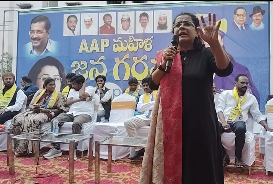AAPTELANGANA's tweet photo. కాంగ్రెసపై నిప్పులు చెరిగిన ప్రియాంక కక్కర్. ​సొంత ఆస్తుల కోసమే కాంగ్రెస్ ఎమ్మెల్యే ప్రకాష్ గౌడ్ పార్టీ మార్పు. ​పేదల ఇళ్లను కూలిస్తే చూస్తూ ఊరుకోం: మూసి ప్రక్షాళనపై హెచ్చరిక. ప్రియాంక కక్కర్ గారు మాట్లాడుతూ కాంగ్రెస్ తీరుపై మరియు స్థానిక సమస్యలపై తీవ్రస్థాయిలో విరుచుకుపడ్డారు. రాజేంద్రనగర్ ​ఎమ్మెల్యే ప్రకాష్ గౌడ్ తీరుపై: రాజేంద్రనగర్ ప్రజలు నమ్మి ఓటు వేసి గెలిపిస్తే, ఎమ్మెల్యే ప్రకాష్ గౌడ్ తన సొంత ఆస్తులను కాపాడుకోవడానికే కాంగ్రెస్ పార్టీలో చేరారు. ఇది ప్రజల ఓటును అవమానించడమే. ప్రజలను మోసం చేసే ఇలాంటి నాయకులకు ఓటు వేయడం అవసరమా? అని ప్రశ్నించారు. ​మూసి ప్రక్షాళన - పేదల ఇళ్ల కూల్చివేత: రాజేంద్రనగర్ నియోజకవర్గంలో మూసి ప్రక్షాళన పేరుతో వెయ్యికి పైగా పేద ప్రజల ఇళ్లను కూల్చివేయడాన్ని ఆమె తీవ్రంగా ఖండించారు. ప్రజలకు ప్రత్యామ్నాయ సౌకర్యాలు కల్పించకుండా ఇళ్లను కూలిస్తే సహించబోము, అని ప్రభుత్వాన్ని హెచ్చరించారు. ​స్థానిక సమస్యలు - కాంగ్రెస్ వైఫల్యం: రాజేంద్రనగర్‌లో రోడ్లు గుంతలమయంగా ఉన్నాయని, డ్రైనేజీ వ్యవస్థ అస్తవ్యస్తంగా ఉందని దుయ్యబట్టారు. ఢిల్లీ తరహాలో ఇంటింటికీ ఉచిత నీరు అందిస్తామన్న కాంగ్రెస్ మాట తప్పిందని, కనీసం నీటి సరఫరాను కూడా మెరుగుపరచడంలో విఫలమైందని విమర్శించారు. ​విద్య, వైద్యం & భద్రత: రాష్ట్రంలో మహిళలకు రక్షణ లేదని, నిరుద్యోగ యువతకు ఉద్యోగాలు లేవని, రైతులకు ఎరువులు అందడం లేదని మండిపడ్డారు. ఢిల్లీ, పంజాబ్ తరహా సుపరిపాలన తెలంగాణలో రావాలంటే ఈసారి ఆమ్ ఆద్మీ పార్టీని ఆదరించాలి అని ఆమె పిలుపునిచ్చారు.
