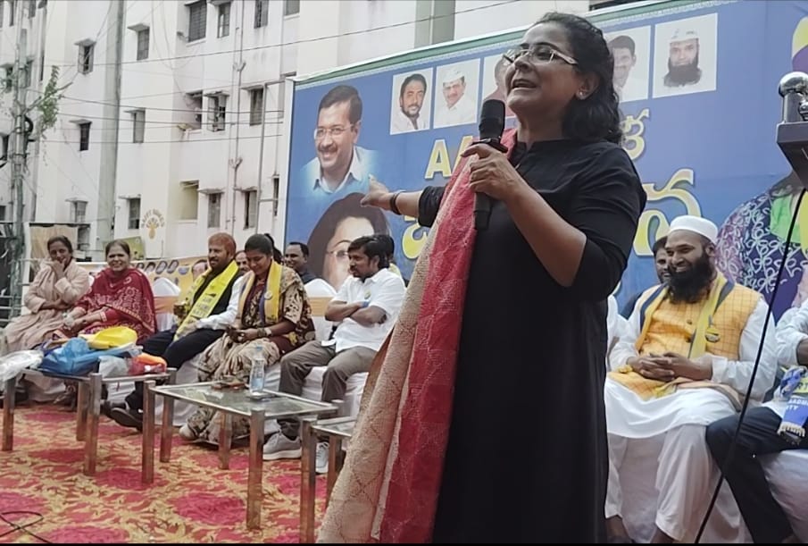 AAPTELANGANA's tweet photo. కాంగ్రెసపై నిప్పులు చెరిగిన ప్రియాంక కక్కర్. ​సొంత ఆస్తుల కోసమే కాంగ్రెస్ ఎమ్మెల్యే ప్రకాష్ గౌడ్ పార్టీ మార్పు. ​పేదల ఇళ్లను కూలిస్తే చూస్తూ ఊరుకోం: మూసి ప్రక్షాళనపై హెచ్చరిక. ప్రియాంక కక్కర్ గారు మాట్లాడుతూ కాంగ్రెస్ తీరుపై మరియు స్థానిక సమస్యలపై తీవ్రస్థాయిలో విరుచుకుపడ్డారు. రాజేంద్రనగర్ ​ఎమ్మెల్యే ప్రకాష్ గౌడ్ తీరుపై: రాజేంద్రనగర్ ప్రజలు నమ్మి ఓటు వేసి గెలిపిస్తే, ఎమ్మెల్యే ప్రకాష్ గౌడ్ తన సొంత ఆస్తులను కాపాడుకోవడానికే కాంగ్రెస్ పార్టీలో చేరారు. ఇది ప్రజల ఓటును అవమానించడమే. ప్రజలను మోసం చేసే ఇలాంటి నాయకులకు ఓటు వేయడం అవసరమా? అని ప్రశ్నించారు. ​మూసి ప్రక్షాళన - పేదల ఇళ్ల కూల్చివేత: రాజేంద్రనగర్ నియోజకవర్గంలో మూసి ప్రక్షాళన పేరుతో వెయ్యికి పైగా పేద ప్రజల ఇళ్లను కూల్చివేయడాన్ని ఆమె తీవ్రంగా ఖండించారు. ప్రజలకు ప్రత్యామ్నాయ సౌకర్యాలు కల్పించకుండా ఇళ్లను కూలిస్తే సహించబోము, అని ప్రభుత్వాన్ని హెచ్చరించారు. ​స్థానిక సమస్యలు - కాంగ్రెస్ వైఫల్యం: రాజేంద్రనగర్‌లో రోడ్లు గుంతలమయంగా ఉన్నాయని, డ్రైనేజీ వ్యవస్థ అస్తవ్యస్తంగా ఉందని దుయ్యబట్టారు. ఢిల్లీ తరహాలో ఇంటింటికీ ఉచిత నీరు అందిస్తామన్న కాంగ్రెస్ మాట తప్పిందని, కనీసం నీటి సరఫరాను కూడా మెరుగుపరచడంలో విఫలమైందని విమర్శించారు. ​విద్య, వైద్యం & భద్రత: రాష్ట్రంలో మహిళలకు రక్షణ లేదని, నిరుద్యోగ యువతకు ఉద్యోగాలు లేవని, రైతులకు ఎరువులు అందడం లేదని మండిపడ్డారు. ఢిల్లీ, పంజాబ్ తరహా సుపరిపాలన తెలంగాణలో రావాలంటే ఈసారి ఆమ్ ఆద్మీ పార్టీని ఆదరించాలి అని ఆమె పిలుపునిచ్చారు.
