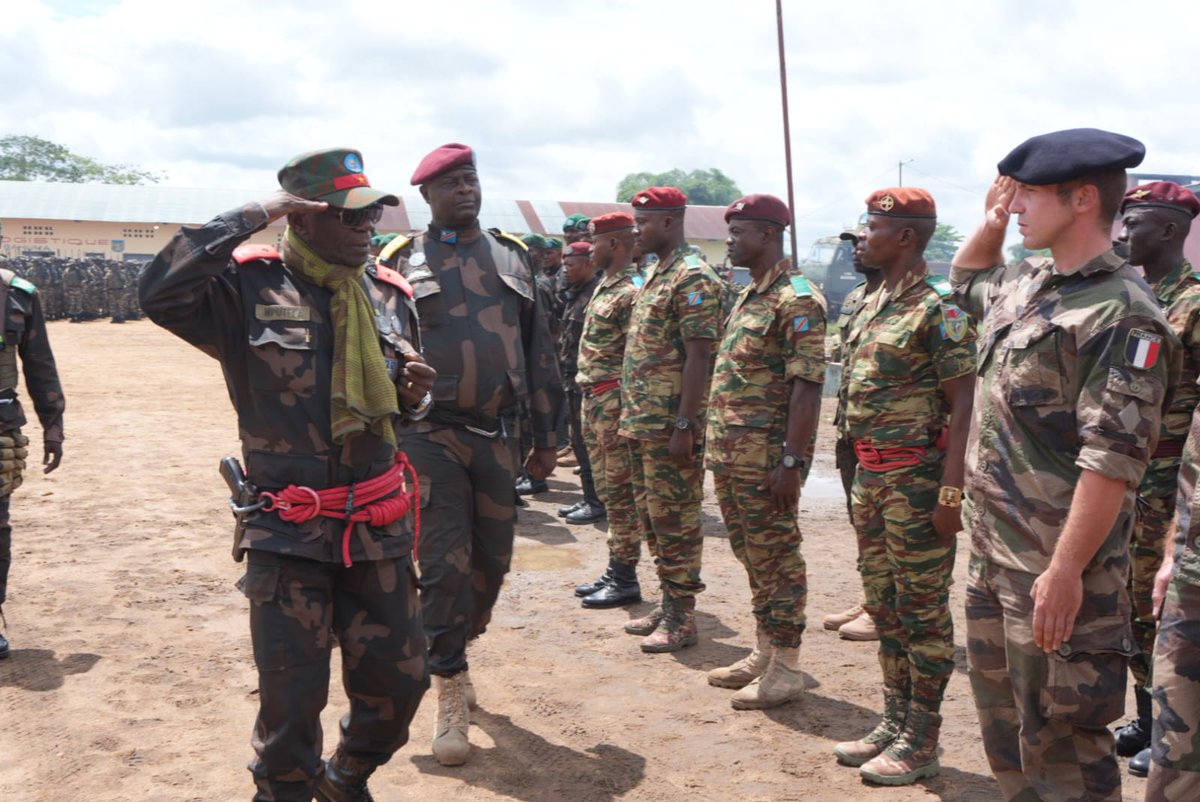 AmbaFranceRDC's tweet image. À Kisangani, au camp Bahuma, s’est tenue la cérémonie de clôture du DIO Jungle, illustrant la coopération militaire 🇨🇩 &amp;amp;🇫🇷

La 🇫🇷 confirme ainsi son engagement auprès de la brigade de combat en jungle. Après 41 jours de formation, 715 militaires FARDC ont achevé leur instruction.