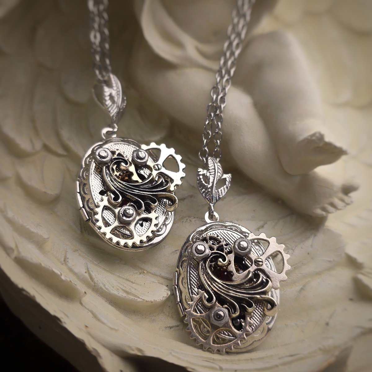 accessoriesque's tweet photo. 『開くと中には…』

もう3月も終わりだというのに前回のarteVarieが、今年に入って最初のイベントだったQUEです！
QUEのブースにお越しくださいました皆様本当ありがとうございました！
【次回のイベント】
4月25日26日
ニコニコ超会議出展！！
会場:幕張メッセ

まだまだ他にも頑張って作ります https://t.co/plpyZwefaE
