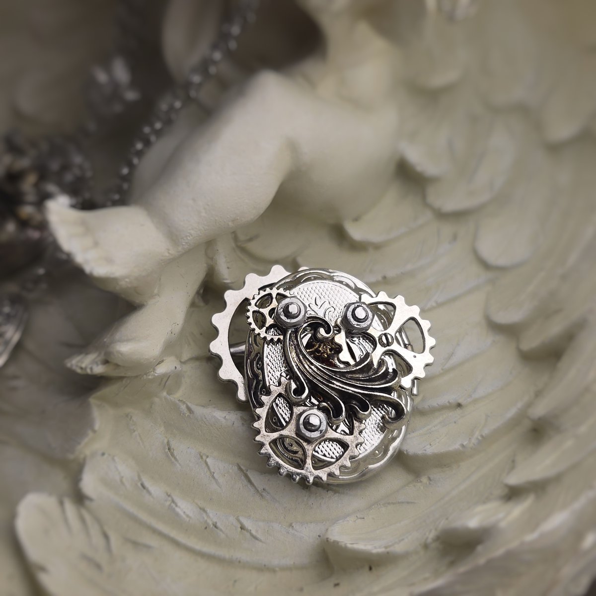 accessoriesque's tweet photo. 『開くと中には…』

もう3月も終わりだというのに前回のarteVarieが、今年に入って最初のイベントだったQUEです！
QUEのブースにお越しくださいました皆様本当ありがとうございました！
【次回のイベント】
4月25日26日
ニコニコ超会議出展！！
会場:幕張メッセ

まだまだ他にも頑張って作ります https://t.co/plpyZwefaE