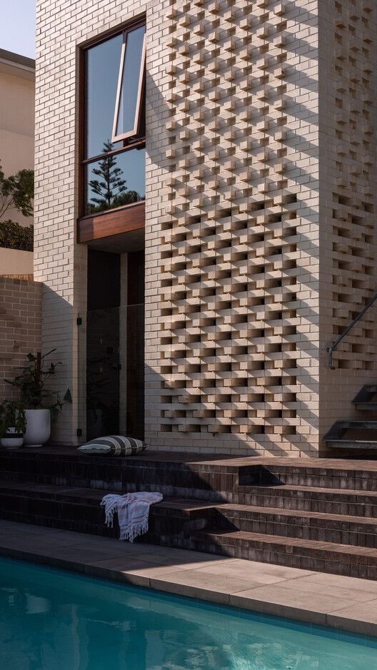 ArchHesham's tweet photo. 💡 كيف تعمل؟ • تعمل كـ "فلتر" بين الخارج والداخل • تكسر حدة أشعة الشمس • تسمح بمرور الهواء المستمر ➡️ وبالتالي تقل كمية الحرارة التي تصل إلى الجدار الأساسي
 نجاحهايعتمد على: • اتجاه المبنى والشمس • نسبة وحجم الفتحات • المسافة بينها وبين الواجهة الأساسية • توزيعها وارتفاعها
—