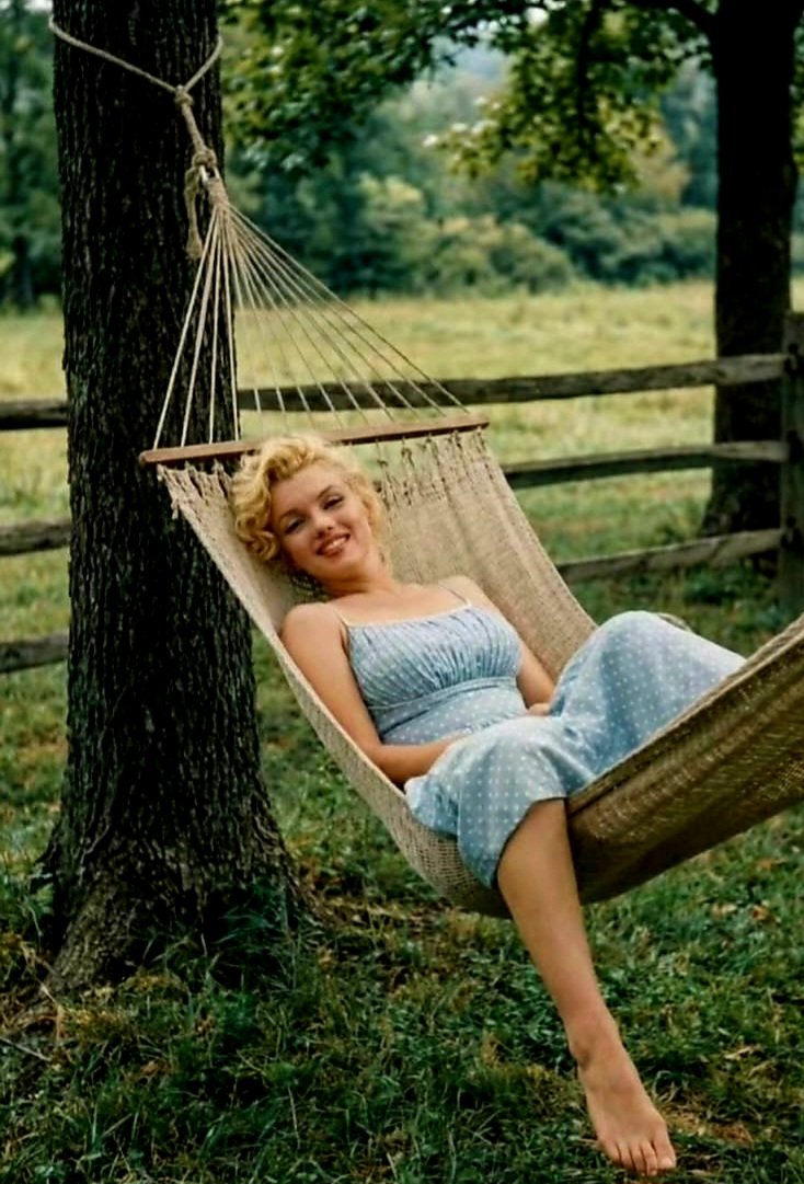 SherMarluv's tweet photo. Marilyn Monroe looking lovely and carefree while posing in a blue polka-dot sundress for photographer Sam Shaw in Amagansett, Long Island, New York (Summer of 1957). https://t.co/gcq1YLiUcX