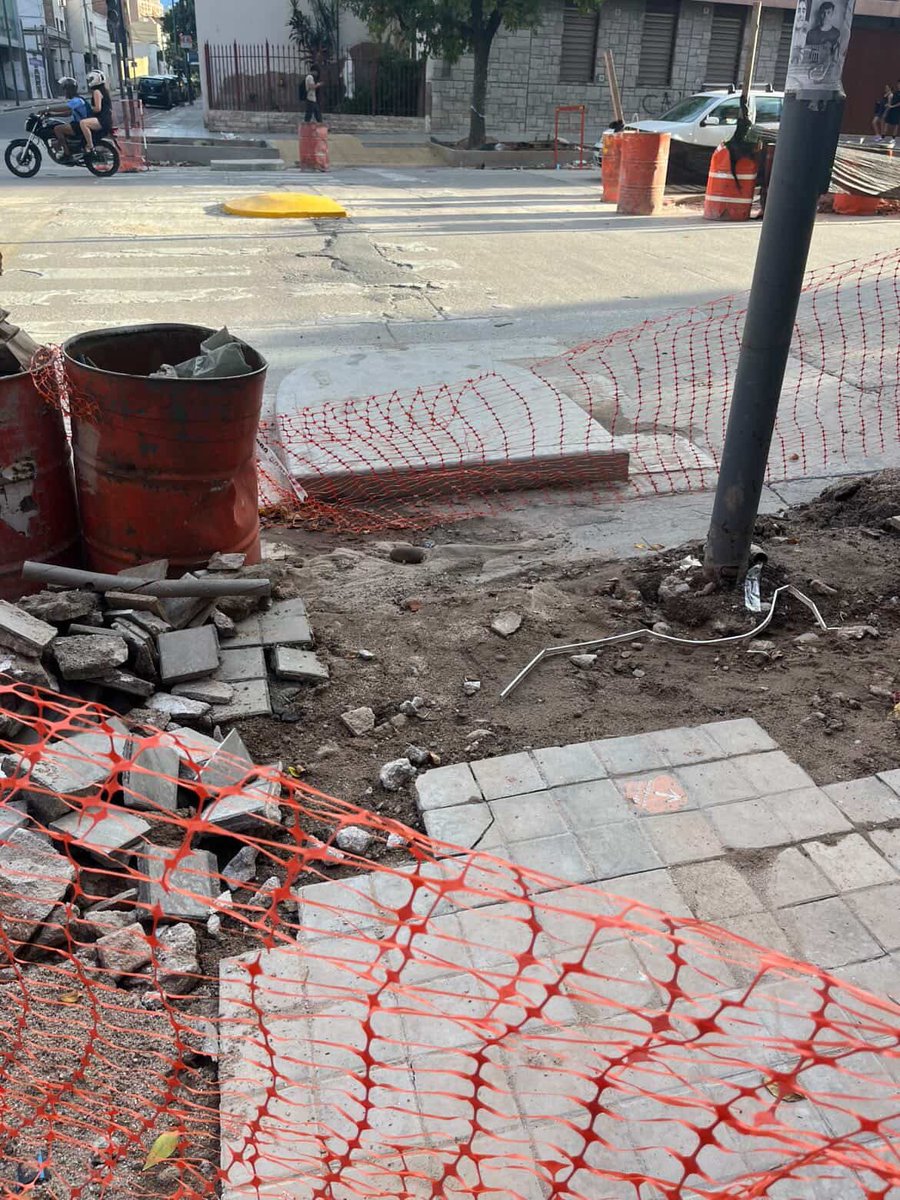 German_Benitz's tweet photo. Actualización:
El intendente vio el video y mandar a sacar la rampa para discapacitados.

Sin rampa no hay problema ahora 😅 https://t.co/5zHGjzHRu7