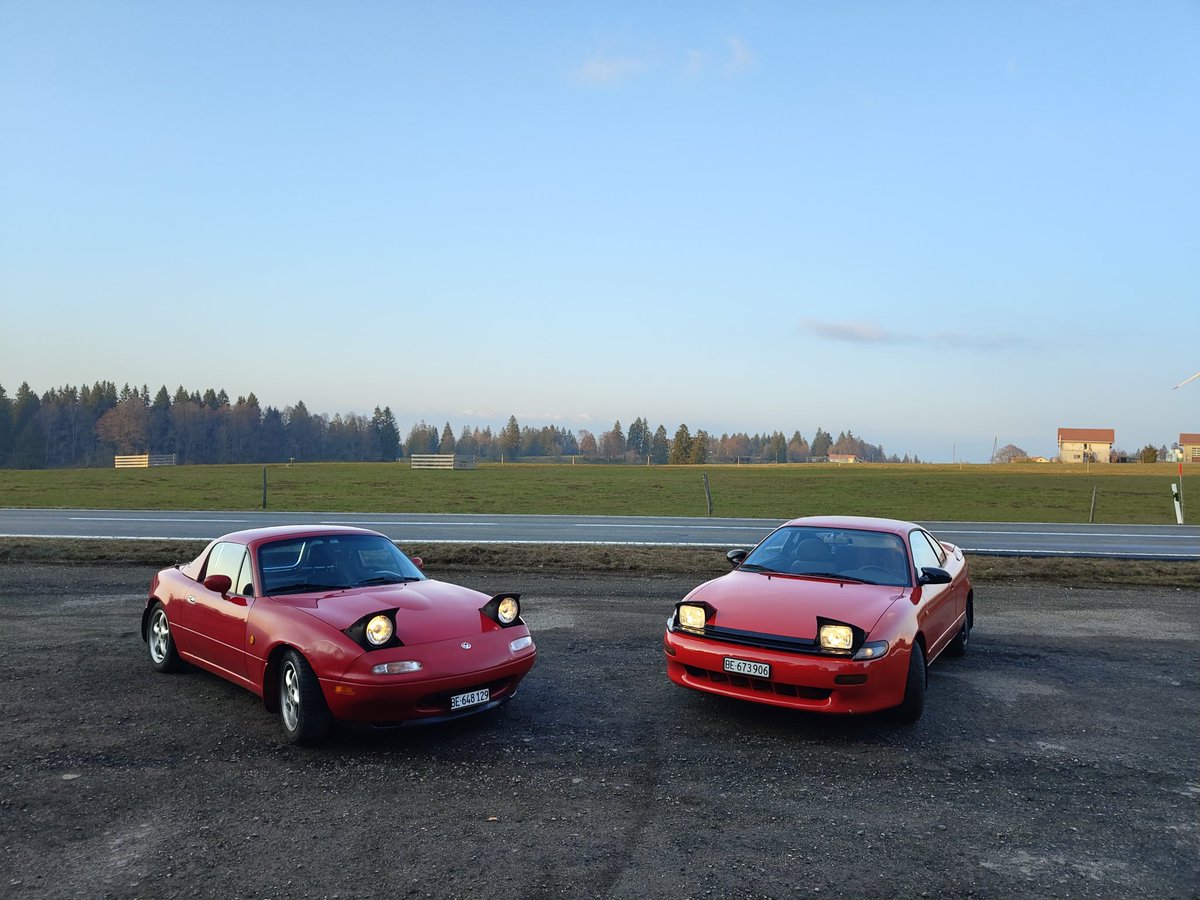 RaidersFocus's tweet photo. @supernova_t20 Ma Celica avec la miata de mon pote https://t.co/XYpqjWzLlm