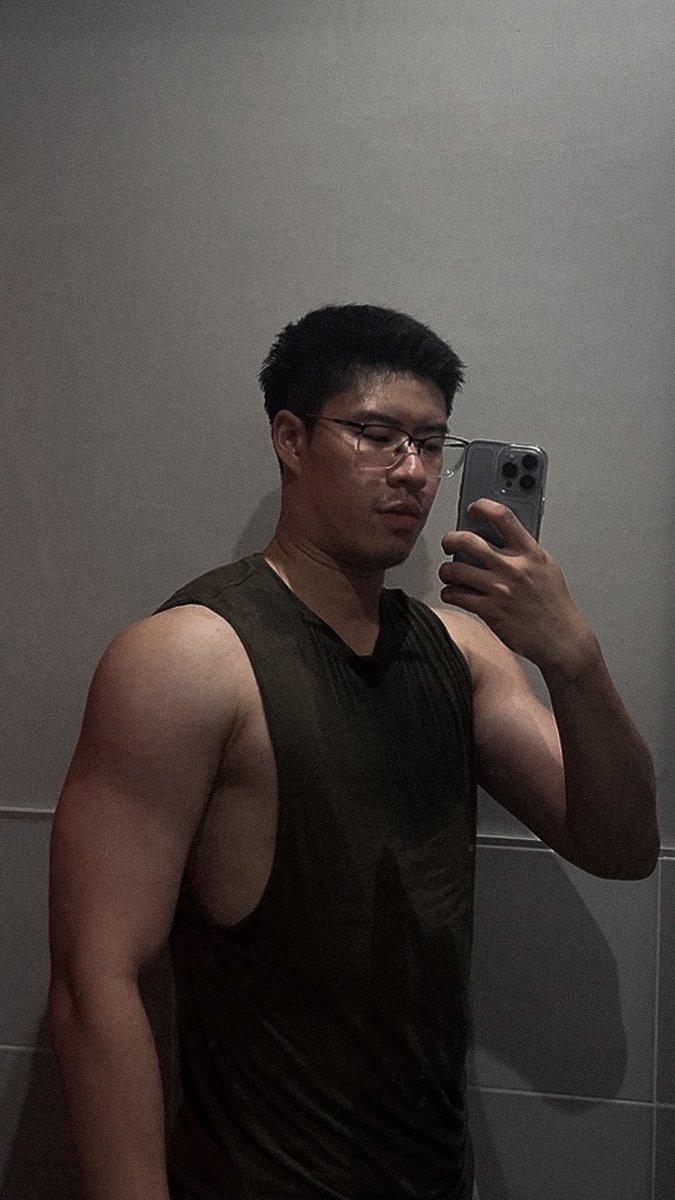 ชนกโร่ tweet media