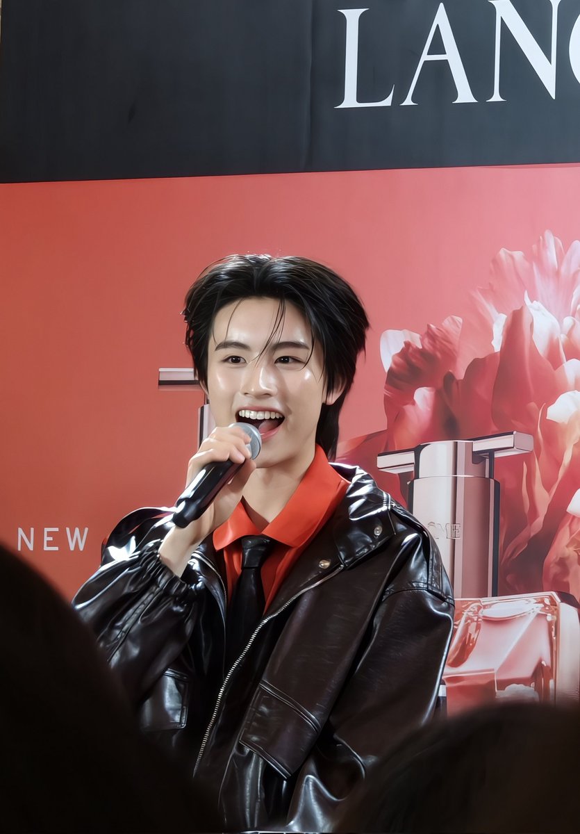 วันนี้เป็นงานแรกที่ได้ตามเอเองานเดี่ยว คือแอปปี้มากตั้งแต่เดินมาขึ้นเวลาทีคือน้องยิ้มมาแต่ไกลสดใสมาก อีกอย่างวันนี้เอเอบนเวทีคือโฟลว์มาก โตขึ้นมากๆอย่างเห็นได้ชัด อีกอย่างตอนกลับเอเอน่ารักมากเดินลาแฟนคลับทุกมุมไม่ได้แปปๆนะ ฮีเดินวนหยุดๆแบบนั้นแฟนๆขออะไรทำให้หมดTT 🩵
#AAashirakorn