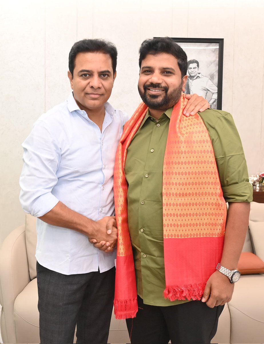 HarishReddyRDM's tweet photo. On the occasion of my birthday tomorrow, I had the privilege of meeting my political inspiration, an inspiring leader for young aspirants in politics and an exemplary Leader of the Opposition, our Honorable BRS Working President, KTR Garu and receiving his blessings and wishes.
Thank you, Ramanna, for your encouraging words, they truly mean a lot to me 🙏🤟

Jai KCR, Jai Telangana ✊

#KTR