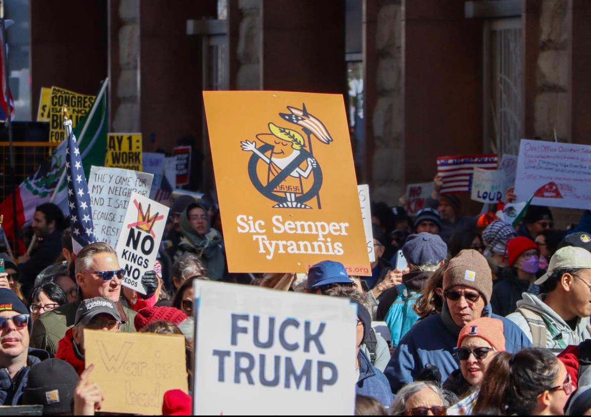 docetmultos's tweet photo. SIC SEMPER TYRANNIS
"Así siempre con los tiranos" es una frase atribuida a Marco Junio Bruto, que según la historia se la dijo a Julio César en el momento de su asesinato.
📷Manifestación contra Trump en Chicago https://t.co/vDL6L3RfYz