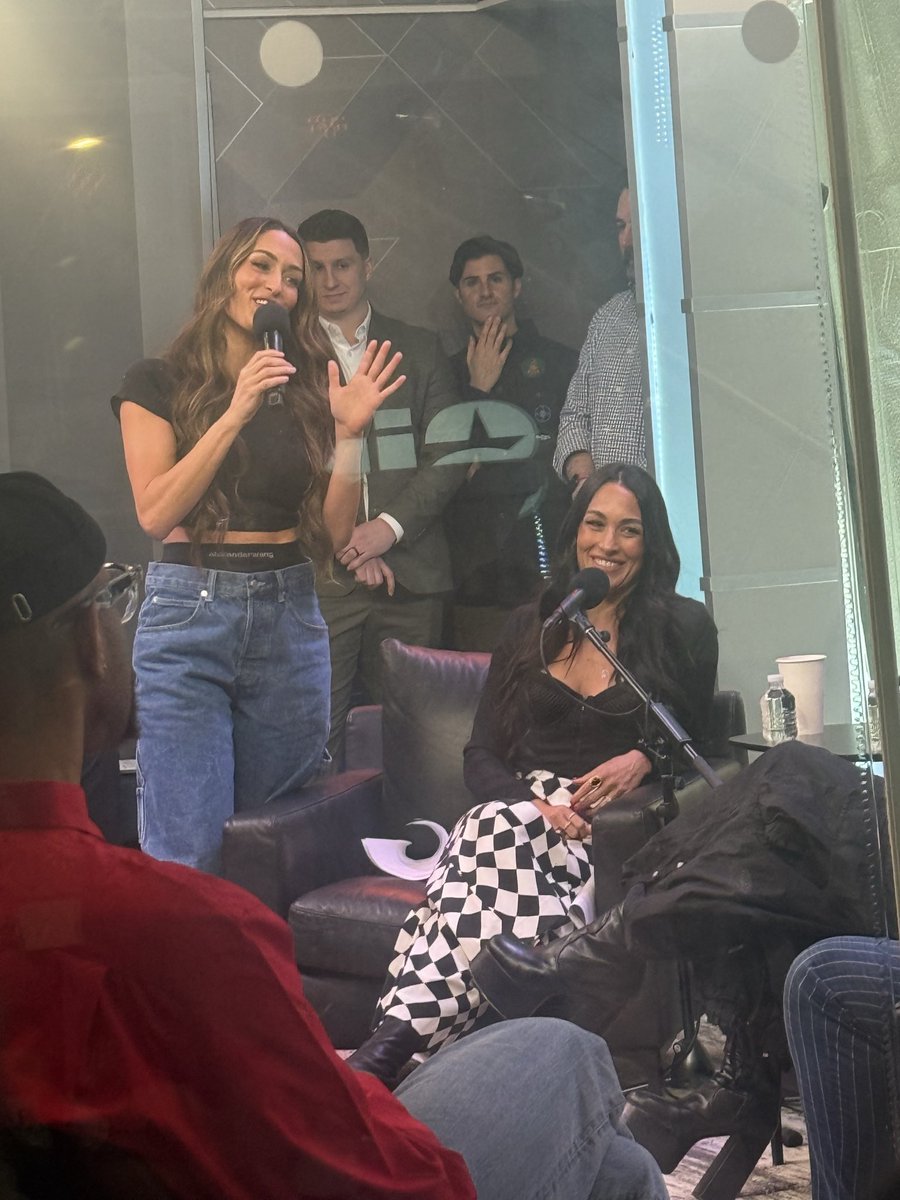 Female Locker Room tweet media