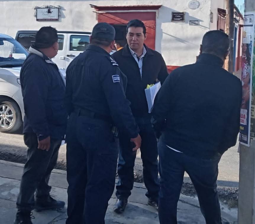 OaxNT's tweet photo. OPERA CARTEL DEL DESPOJO CON APOYO DE LA POLICÍA MUNICIPAL DE @raychagoya
Familia es despojada en la madrugada de su casa por sujetos armados.
Pseudo abogado acompañado de elementos y patrullas de la policía municipal consuman los hechos 
@MunicipioSeguro
@MunicipioOaxaca https://t.co/fWZYAUAMpu