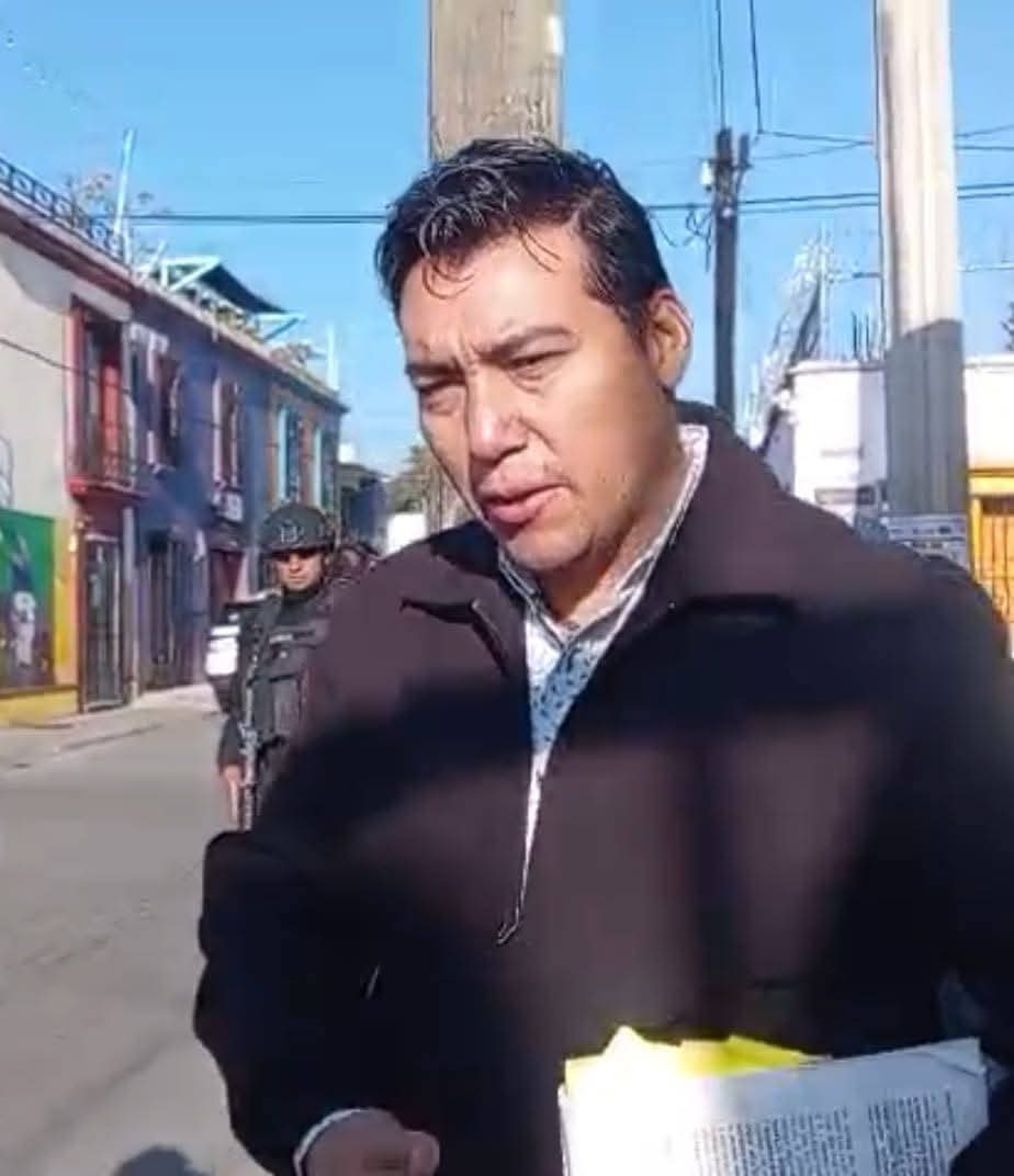 OaxNT's tweet photo. OPERA CARTEL DEL DESPOJO CON APOYO DE LA POLICÍA MUNICIPAL DE @raychagoya
Familia es despojada en la madrugada de su casa por sujetos armados.
Pseudo abogado acompañado de elementos y patrullas de la policía municipal consuman los hechos 
@MunicipioSeguro
@MunicipioOaxaca https://t.co/fWZYAUAMpu