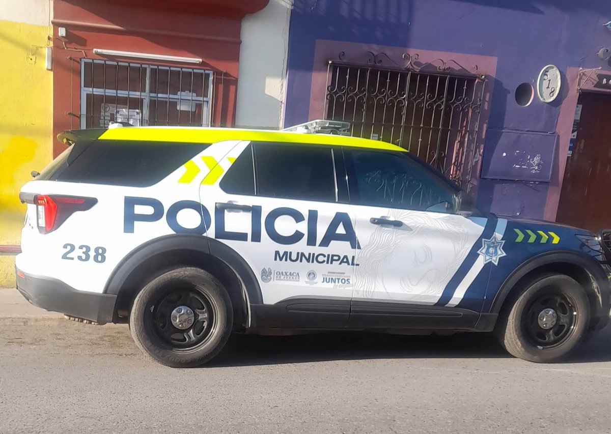 OaxNT's tweet photo. OPERA CARTEL DEL DESPOJO CON APOYO DE LA POLICÍA MUNICIPAL DE @raychagoya
Familia es despojada en la madrugada de su casa por sujetos armados.
Pseudo abogado acompañado de elementos y patrullas de la policía municipal consuman los hechos 
@MunicipioSeguro
@MunicipioOaxaca https://t.co/fWZYAUAMpu