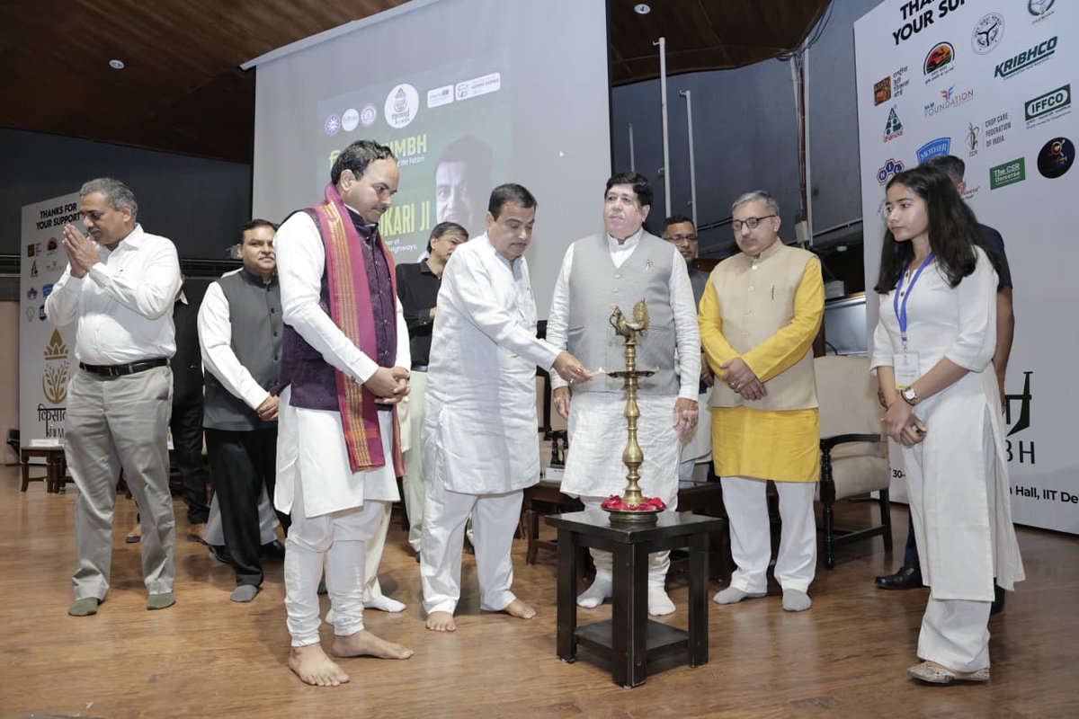NDDB_Coop's tweet photo. माननीय केंद्रीय सड़क परिवहन एवं राजमार्ग (@MORTHIndia ) मंत्री श्री नितिन गडकरी जी (@nitin_gadkari ) की अध्यक्षता में, एनडीडीबी के अध्यक्ष डॉ. @ShahMeenesh , इफको (@IFFCO_PR ) के अध्यक्ष श्री दिलीप संघानी (@Dileep_Sanghani ), आईआईटी दिल्ली (@iitdelhi ) के निदेशक प्रो. रंगन बनर्जी तथा अन्य गणमान्य अतिथियों की गरिमामयी उपस्थिति में आईआईटी दिल्ली में किसान कुंभ 2026 का आयोजन किया गया।

30-31 मार्च 2026 को आयोजित इस किसान कुंभ के उद्घाटन सत्र के दौरान NDDB और World Cooperative Economic Forum (@WCopEF ) के बीच एक महत्वपूर्ण समझौता ज्ञापन पर हस्ताक्षर किए गए। इस समझौते के अंतर्गत किसान-केंद्रित गतिविधियों को बढ़ावा देने, कंप्रेस्ड बायो-गैस (CBG) जैसे नवीकरणीय ऊर्जा समाधानों को अपनाने, कार्बन ट्रेडिंग में भागीदारी बढ़ाने तथा भारत के सहकारी मॉडल को वैश्विक स्तर पर आगे ले जाने का प्रयास किया जाएगा।