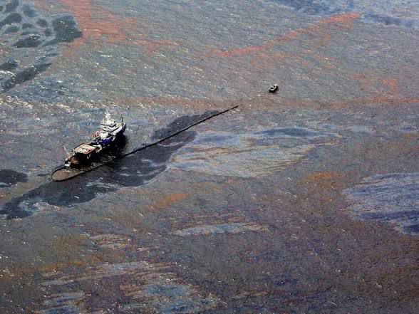 Jorge_Meade's tweet photo. El derrame de crudo en el Golfo de #México, un hecho que muestra al gobierno de Morena como es; irresponsable, negligente e impune: El derrame de crudo en el Golfo de México representa una grave irresponsabilidad del Gobierno Federal, que
lo ocultó durante semanas y no actuó con la urgencia
que la situación exigía, a pesar de los daños al medio
ambiente y a la economía.
El derrame ocurrió desde febrero y fue ocultado.
Existen registros de la Marina, reportes de
organizaciones como Greenpeace investigaciones
periodísticas que documentan la presencia de crudo desde inicios de febrero. El derrame se ha extendido a lo largo de entre 500 y 600 kilómetros de costa, afectando principalmente a
#Veracruz y #Tabasco, con impactos directos en playas, pesca y turismo, sin una respuesta oportuna del
Gobierno Federal.
Existen indicios de posible vínculo con huachicol .
Informes de la Marina refieren un buque detectado en la Sonda de Campeche navegando con el Sistema de Identificación Automática apagado.
Esto no es un accidente menor, es el resultado de un
gobierno que dejó de cuidar la seguridad energética.Este patrón coincide con prácticas a