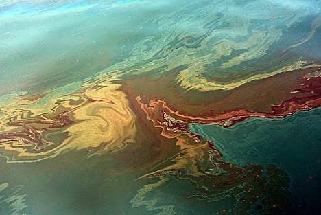 Jorge_Meade's tweet photo. El derrame de crudo en el Golfo de #México, un hecho que muestra al gobierno de Morena como es; irresponsable, negligente e impune: El derrame de crudo en el Golfo de México representa una grave irresponsabilidad del Gobierno Federal, que
lo ocultó durante semanas y no actuó con la urgencia
que la situación exigía, a pesar de los daños al medio
ambiente y a la economía.
El derrame ocurrió desde febrero y fue ocultado.
Existen registros de la Marina, reportes de
organizaciones como Greenpeace investigaciones
periodísticas que documentan la presencia de crudo desde inicios de febrero. El derrame se ha extendido a lo largo de entre 500 y 600 kilómetros de costa, afectando principalmente a
#Veracruz y #Tabasco, con impactos directos en playas, pesca y turismo, sin una respuesta oportuna del
Gobierno Federal.
Existen indicios de posible vínculo con huachicol .
Informes de la Marina refieren un buque detectado en la Sonda de Campeche navegando con el Sistema de Identificación Automática apagado.
Esto no es un accidente menor, es el resultado de un
gobierno que dejó de cuidar la seguridad energética.Este patrón coincide con prácticas a
