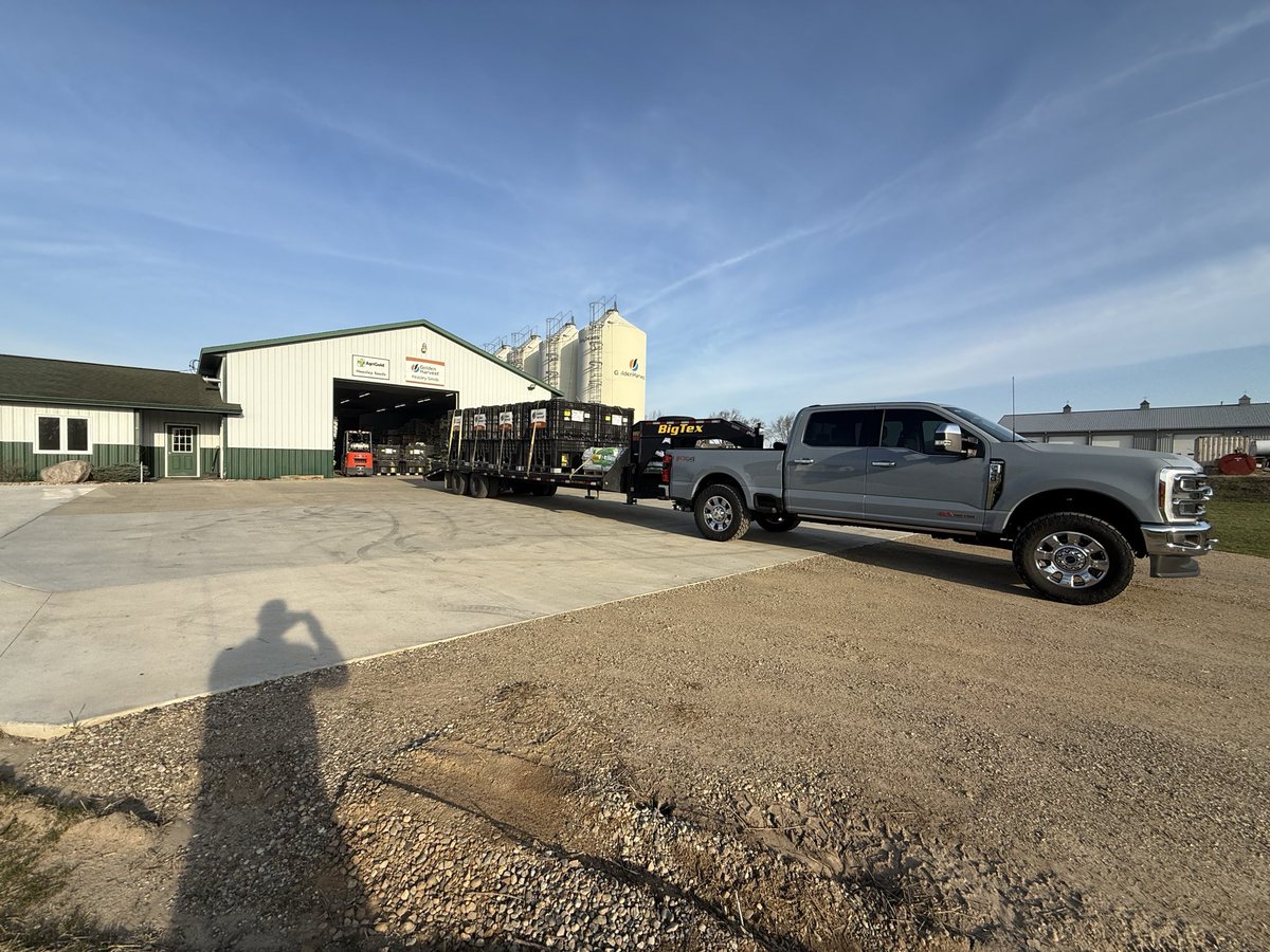 HeasleySeeds's tweet photo. Happy Monday! Ultra early planted soybeans being planted, and stacking up the deliveries! It’s going to be a great day! #HeasleySeeds #Plant26 #GoldenHarvest #Agrigold https://t.co/8aqS3UgWQO