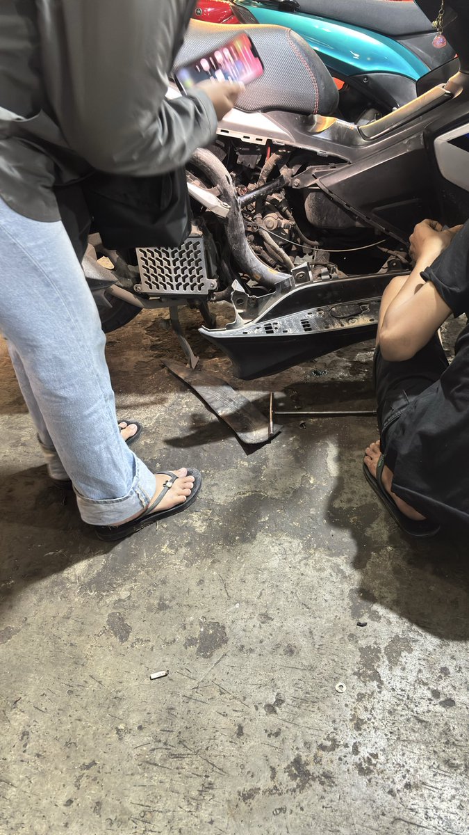 Dwiani_'s tweet photo. @happynezz__ Mas2 yang baca tolong kasih penjelasan, kemarin motor saya kena kode 12 (yang motornya aerox pasti paham) terus gabisa di stater, akhirnya di stud sampe bengkel disuruh ganti soket harganya 450rb terpaksa drpd gabisa sampe rumah lagi🥲 emg harganya segitu ya? https://t.co/XXd9R9FJQ2