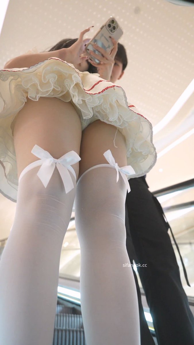 A8vls's tweet photo. 最新 #BC 小姐姐刚上大学护士装逛商场扶梯前后抄底 #街拍美女 https://t.co/QbDIzHZWf8