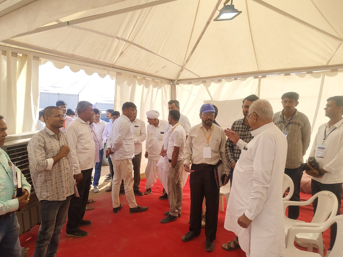 આજ રોજ માન.પૂર્વ સાંસદ શ્રી પરબત પટેલ સાહેબ, વિવિધ પદાધિકારીઓ, મુખ્ય જિલ્લા આરોગ્ય અધિકારીશ્રી , જિલ્લા આર.સી.એચ. અધિકારીશ્રી  તેમજ જિલ્લાનાં વિવિધ આરોગ્ય અધિકારીશ્રીઓ ઉપસ્થિત રહ્યા હતા. તેમજ લાખણી તાલુકા આરોગ્ય અધિકારીશ્રી હાજર રહી EMU ખાતે ઉપલબ્ધ આરોગ્ય સેવાઓ ની સમીક્ષા કરેલ.