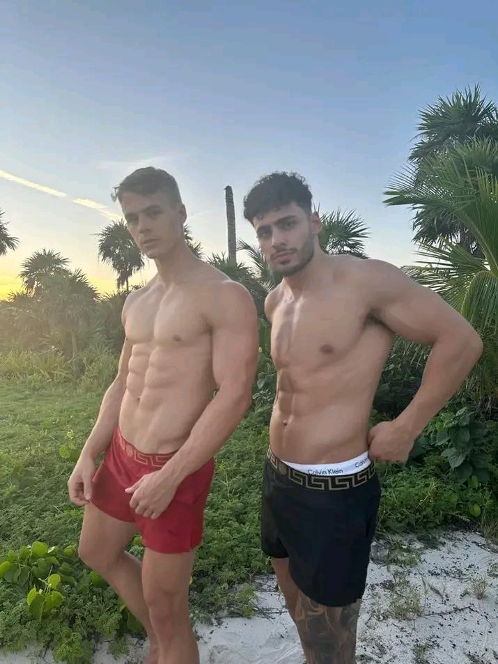 sam__peachyboy's tweet photo. Beach day with my friends⛱️😜 https://t.co/V0PUyVIF8P