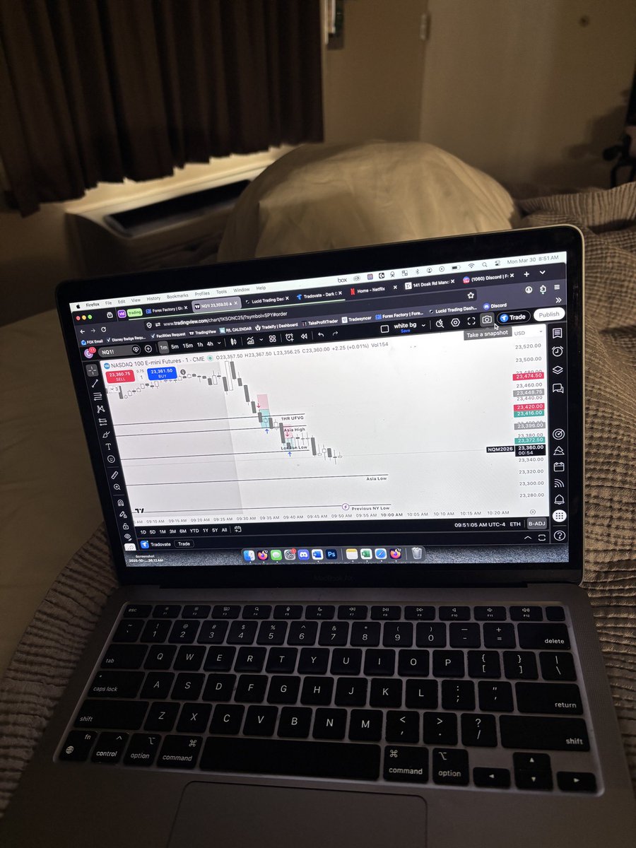 Airplane tweet media