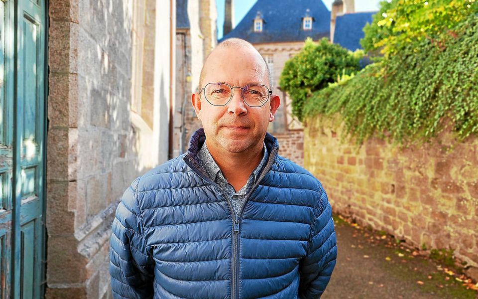 lechochretien's tweet photo. 🚨🗳️ 𝗔𝗟𝗘𝗥𝗧𝗘 𝗜𝗡𝗙𝗢 — Douze jours après son élection, le maire de Moncontour, dans les Côtes-d'Armor, Olivier Pellan, a démissionné à la suite D'ACTES DE VANDALISME liés au versement d'une subvention à l'école privée catholique de la commune.

Son domicile a été TAGUÉ des inscriptions « 30 000 » et « Maire OGEC », en référence à l'Organisme de gestion de l'enseignement catholique. 

Son véhicule, garé devant la mairie, a également été RAYÉ. 

Le préfet a ACCEPTÉ sa démission. (France Info)