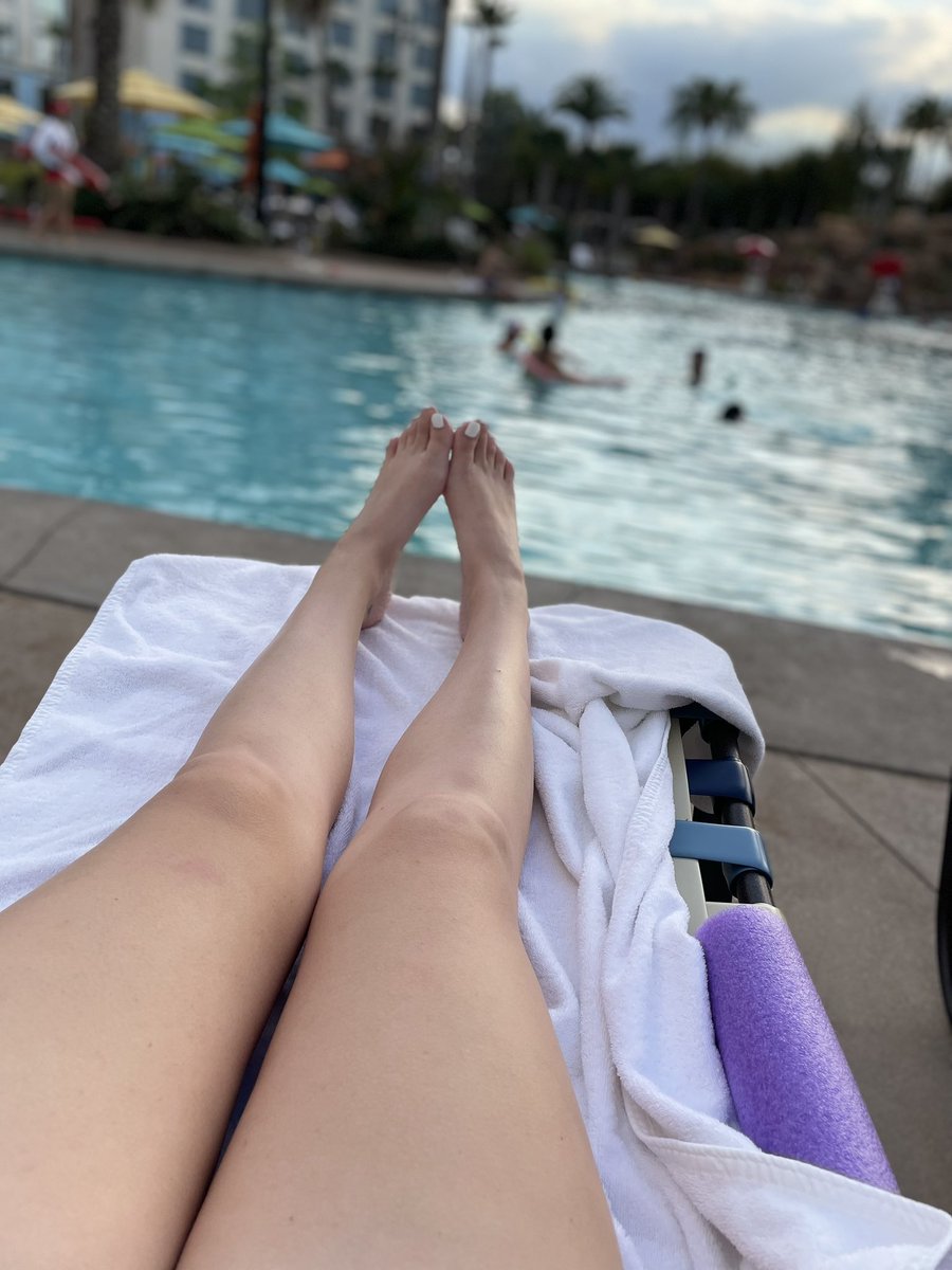 I know you wish you here rubbing my perfect legs &amp; feet 😜 

#findom #femdom #goddess #legs #feetworshi̇p #feetfetısh #feetlove #footfetısh #footboy #feetfinder