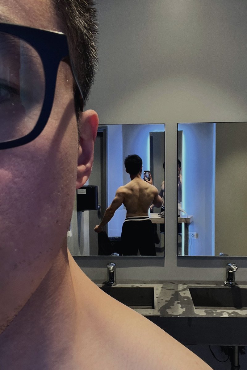 visione9806's tweet photo. 她们管这种戴眼镜🤓的书生叫反差 不过确实我就一文艺书生 不是每个人都配看到我的另一面
#健身 #腹肌 #肌肉 #反差 #单男 https://t.co/VkTxRE2cWe