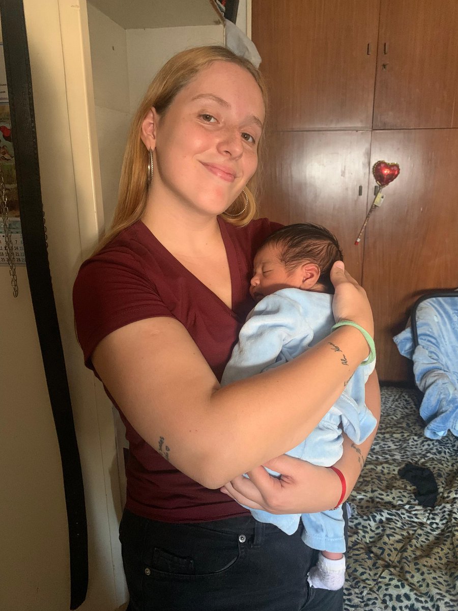 spoiler: la amiga virtual que conocí hace 9 años por una cuenta fandom tuya, sin conocerle la cara, haciéndonos amigas por seguir a la misma persona, conociéndonos en persona 2 años después de hablarnos solo por chat, es la madrina de mi hijo🥺❤️‍🩹 <a href="/MicaSuarez12/">Mica Suarez</a>