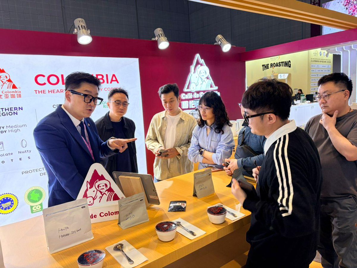 FedeCafeteros's tweet photo. ☕️🇨🇴🇨🇳🌏 La Federación Nacional de Cafeteros, en representación de los caficultores del país, está presente en HOTELEX China 2026, en Shanghái, uno de los escenarios más importantes de la industria mundial del café y las bebidas. A través de cataciones, degustaciones y encuentros comerciales, el Café de Colombia comparte su calidad y diversidad, junto a marcas como Buencafé y Juan Valdez, acercándose a nuevos mercados. También participa en escenarios de barismo, tostión y catación, llevando el origen colombiano a espacios de alto nivel.

Una presencia que refleja el trabajo de miles de familias cafeteras y el valor de una marca construida por ellas, que hoy sigue siendo clave para que el café de Colombia sea reconocido y apreciado en el mundo.

¡Sabemos lo que hacemos!

@ArcanoW @CafedeColombia @JuanValdezCafe