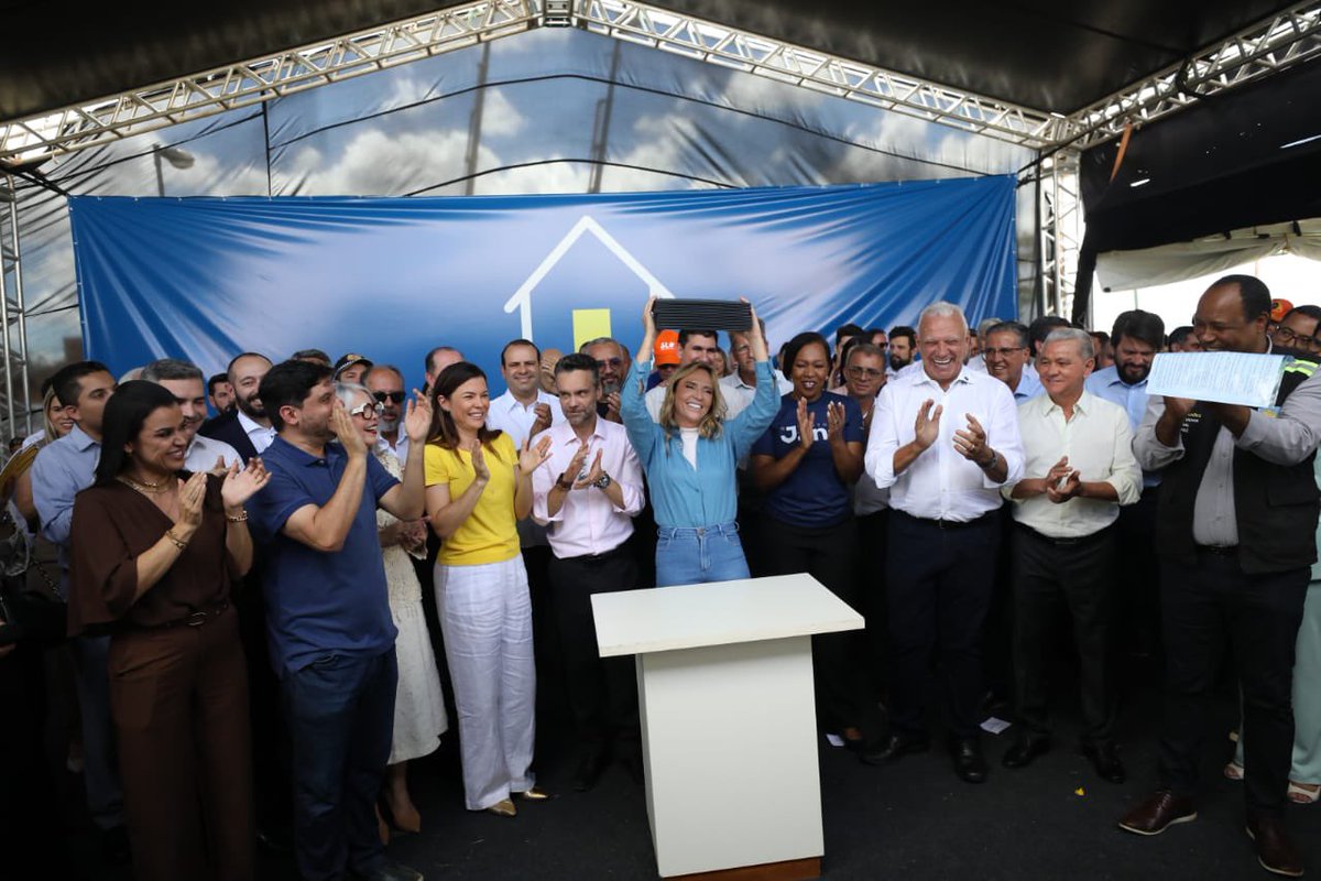 celinaleao's tweet photo. Hoje (30) começa um governo que chega junto da população. Estreamos ‘O GDF na sua Porta’, no Itapoã, levando serviços, atendimento e soluções para perto de quem precisa. É o governo saindo dos gabinetes e indo até as pessoas, ouvindo de perto e resolvendo de verdade. É assim que a gente acredita que se faz gestão, com presença, respeito, transparência e compromisso com cada cidadão. Vamos juntos!