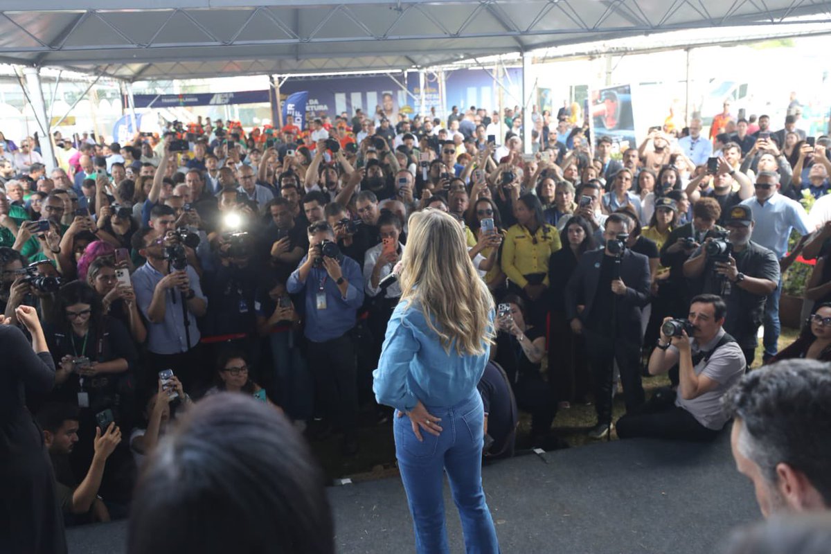 celinaleao's tweet photo. Hoje (30) começa um governo que chega junto da população. Estreamos ‘O GDF na sua Porta’, no Itapoã, levando serviços, atendimento e soluções para perto de quem precisa. É o governo saindo dos gabinetes e indo até as pessoas, ouvindo de perto e resolvendo de verdade. É assim que a gente acredita que se faz gestão, com presença, respeito, transparência e compromisso com cada cidadão. Vamos juntos!
