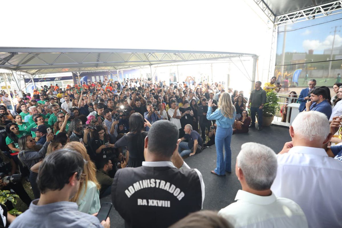 celinaleao's tweet photo. Hoje (30) começa um governo que chega junto da população. Estreamos ‘O GDF na sua Porta’, no Itapoã, levando serviços, atendimento e soluções para perto de quem precisa. É o governo saindo dos gabinetes e indo até as pessoas, ouvindo de perto e resolvendo de verdade. É assim que a gente acredita que se faz gestão, com presença, respeito, transparência e compromisso com cada cidadão. Vamos juntos!