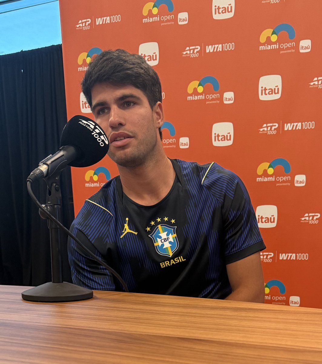SamuElPuma_'s tweet photo. 🚨Carlos Alcaraz habla sobre su gesto pasando el rastrillo tras el entreno de hoy:

🗣️“Samu siempre dice que en cualquier sitio eliminemos rastros de nuestra presencia, no es por educación, es por seguridad, dice que lo estuvieron siguiendo muchos años en su pasado, está zumbado” https://t.co/FlvwOSe3tJ