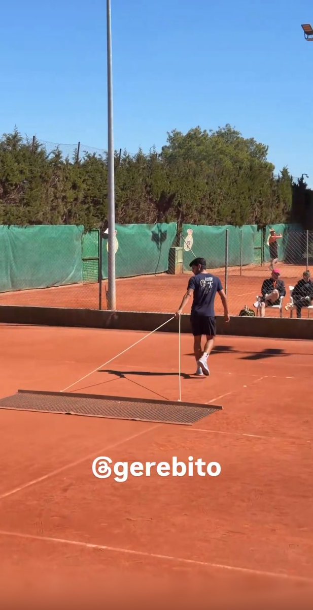 SamuElPuma_'s tweet photo. 🚨Carlos Alcaraz habla sobre su gesto pasando el rastrillo tras el entreno de hoy:

🗣️“Samu siempre dice que en cualquier sitio eliminemos rastros de nuestra presencia, no es por educación, es por seguridad, dice que lo estuvieron siguiendo muchos años en su pasado, está zumbado” https://t.co/FlvwOSe3tJ