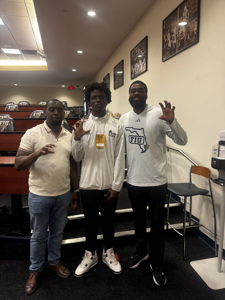 aj_tha_khidk's tweet photo. I give God all the glory. I am truly thankful for my offer from FIU🐾💙@FIUFootball @QB_CoachColeman @KennethGilstrap See everyone April 11th! https://t.co/REYPAE689R