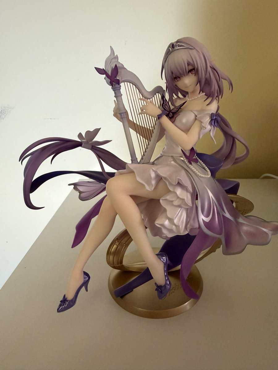 sugisyakult's tweet image. these are kind of bad pics, but my cassie figure is here and she’s gorgeous 💜