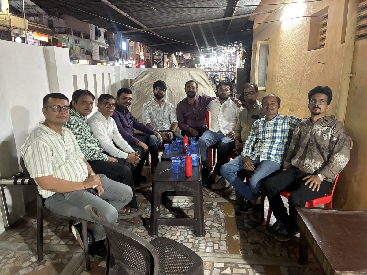 HirenTankara's tweet photo. આજ રોજ વોર્ડ નંબર -૧૧ ના પૂર્વ કોર્પોરેટર શ્રી કેતન મેહતા અને વોર્ડ  નંબર- ૧૧ ની ટીમ સાથે આગામી આનવારી ચુંટણી ના પ્રચાર લક્ષી કાર્યક્રમો ની ચર્ચા કરી . https://t.co/20kiWodl48