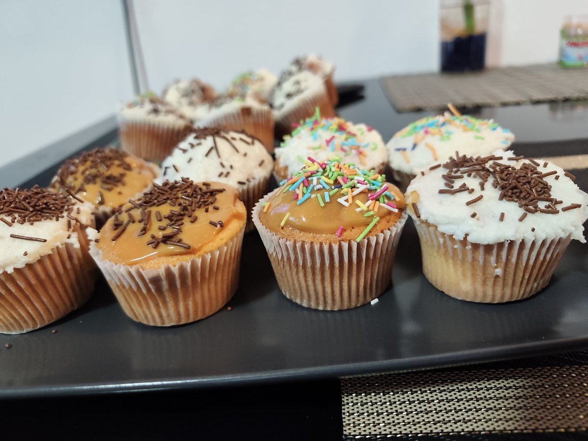 ItsLottaLove's tweet photo. While it's raining outside, the chef in me has come out... I think these cupcakes look amazing.🤤 https://t.co/ig1AHfu6Xi