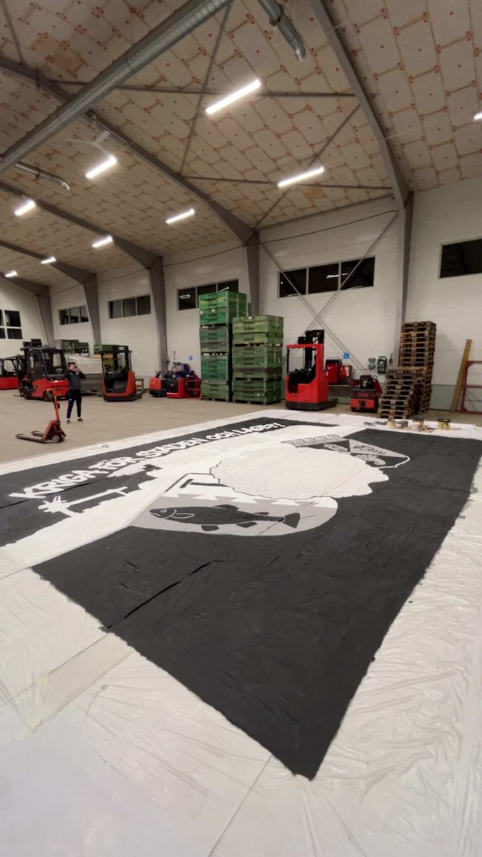 Tre ungdomar från 13 års-ålder målade sitt hittills största tifo för Oskarshamns AIK i premiären efter degraderingen till div 2