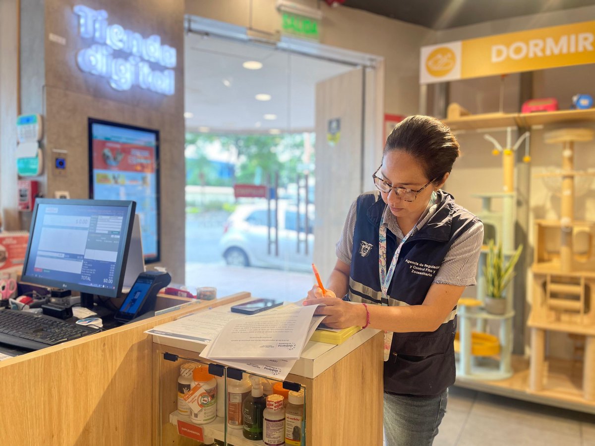 #Guayas | Realizamos operativos de control y vigilancia a establecimientos de expendio de insumos veterinarios, con la finalidad de que estos operen con los permisos correspondientes, en el cantón Guayaquil.
#RegistroResponsable