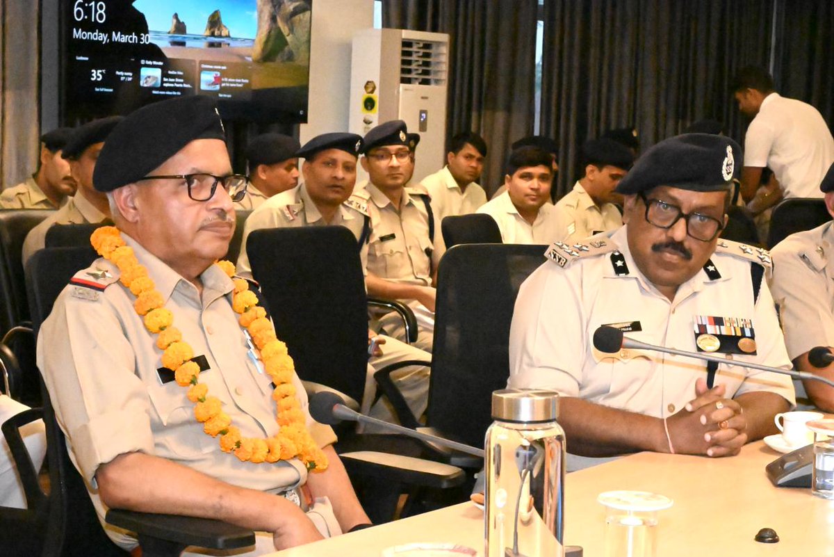 SSBFTRLUCKNOW's tweet image. दिनांक 30 मार्च 2026 को #SSB सीमांत मुख्यालय, लखनऊ में उप निरीक्षक (चिकित्सा) अमर सिंह को सेवानिवृत्ति के अवसर पर सम्मानित किया गया। महानिरीक्षक श्री रत्न संजय, भा.पु.से. ने उनके समर्पित व उत्कृष्ट सेवाकाल के लिए प्रशस्ति पत्र व स्मृति-चिन्ह प्रदान किए।
#Retirement @SSB_INDIA