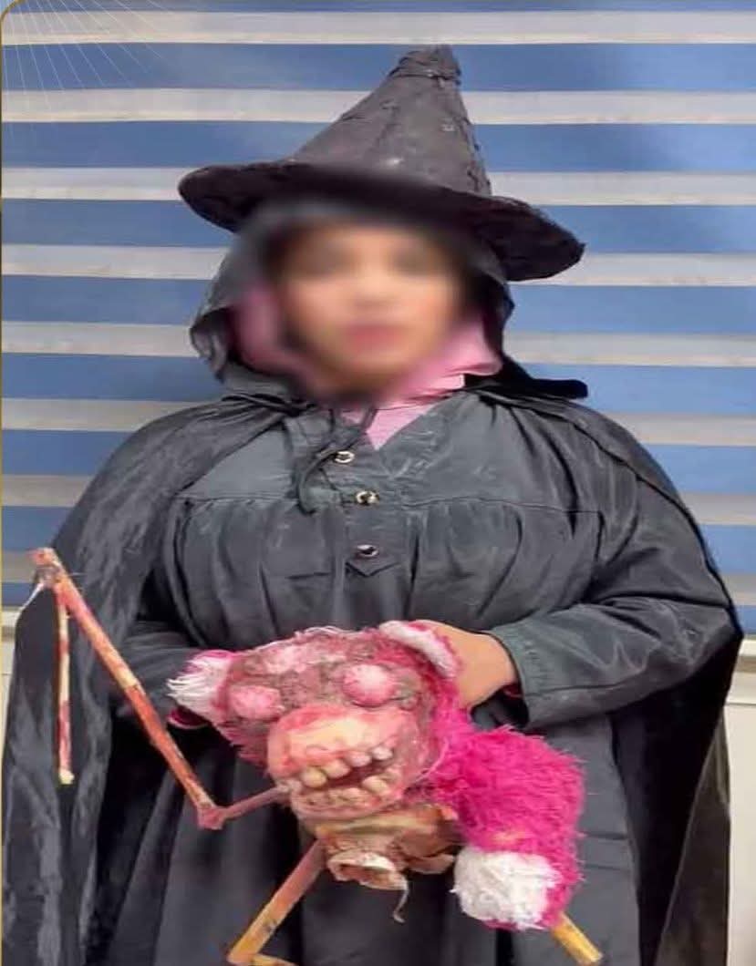 اقسم بالله اعبث حاجة شفتها آخر ٢٠ سنة ان فيه بنت من "إطسا" في محافظة الفيوم غاوية تعمل ماسكات وميكاب وكدة فقررت تعمل ميكاب ساحرة وتنزل ميدان المسلة تتصور فالاهالي افتكروها ساحرة فعلا ظهرت في المسلة واتخضوا من الظهور واتقبض عليها بتهمة ترويع مواطنين واتحرزت بلبس الساحرة وطاقية