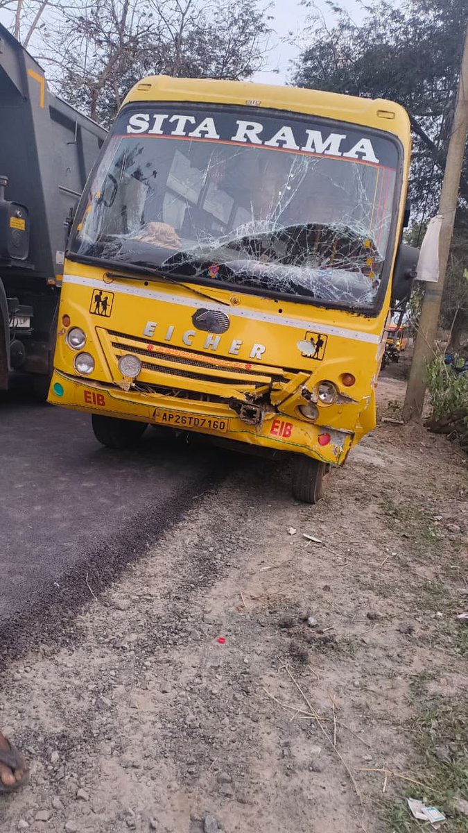 Relangi9Kalyan's tweet photo. 📍 Sankhavaram, Kakinada District

మా Sankhavaram ప్రాంతంలో అనధికార మైనింగ్ లారీలు అదుపు తప్పి తిరుగుతున్నాయి. పరిస్థితి రోజు రోజుకి ప్రమాదకరంగా మారుతోంది. https://t.co/hdpsa4OVJ7