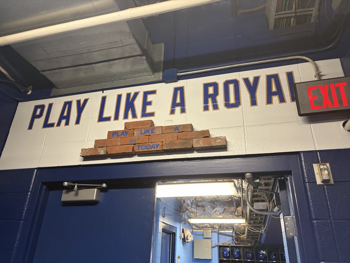 anne__rogers's tweet image. Greeting the #Royals as they head from the clubhouse to the dugout this year 🧱