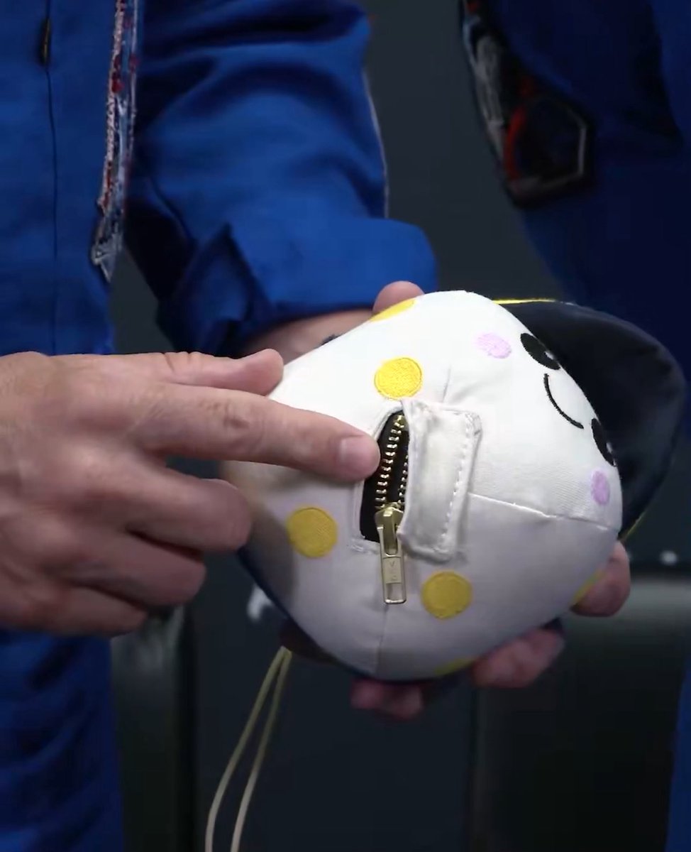 XploraSpace's tweet photo. 🌍🌖 « Rise », la mascotte lunaire d’Artemis II, s’envole vers la Lune avec plus de 5,6 millions de noms.

Une carte SD a été glissée à l’intérieur de la mascotte : elle contient les 5 647 889 noms collectés lors de la campagne « Send Your Name with Artemis ».

📷 : @astro_reid https://t.co/Y3ORfELCRJ